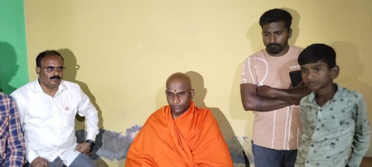 ಹಾಸನ: ಮೊಸಳೆಹೊಸಳ್ಳಿಯ ದುರಂತದಲ್ಲಿ ಮೃತಪಟ್ಟವರ ಕುಟುಂಬಸ್ಥರಿಗೆ ನಿಶ್ಚಲಾನಂದನಾಥ ಸ್ವಾಮೀಜಿಗಳ ಸಾಂತ್ವನ