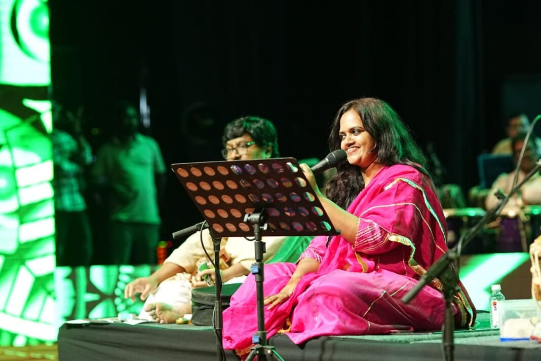 ಸತತ 12 ಗಂಟೆವರೆಗೆ 87 ಹಾಡುಗಳನ್ನು ಹಾಡಿದ ಗಾಯಕಿ ಮಾನಸ ಹೊಳ್ಳ