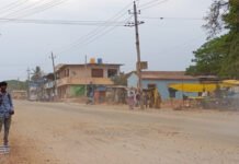 ಅರಸೀಕೆರೆ: ಡಿ.ಎಂ.ಕುರ್ಕೆ ಗ್ರಾಮದಲ್ಲಿ ರಸ್ತೆ ಅಗಲೀಕರಣ ಕಾಮಗಾರಿ ಗೊಂದಲ – ದೂಳು, ನೀರು ಸಮಸ್ಯೆ, ವಿದ್ಯುತ್ ವ್ಯತ್ಯಯದಿಂದ ಗ್ರಾಮಸ್ಥರಿಗೆ ಸಂಕಷ್ಟ