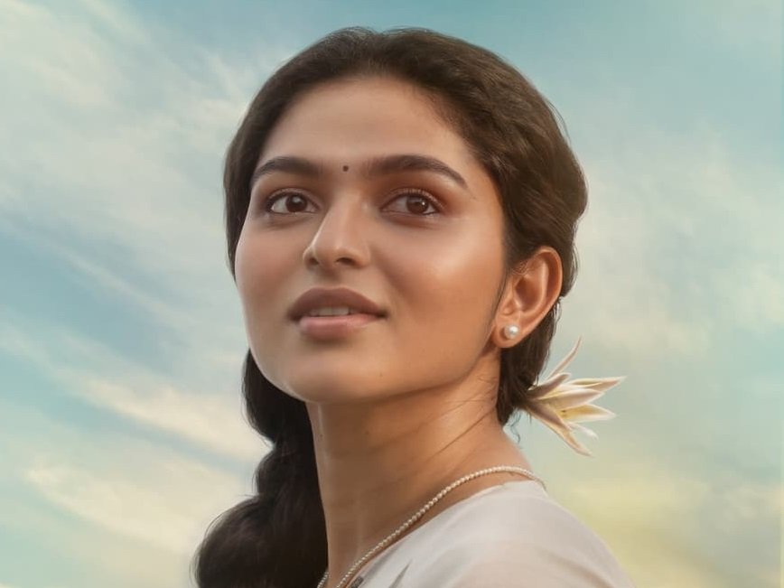 ವಿಂಟೇಜ್ ಲುಕ್ನಲ್ಲಿ ಕಯಾದು ಲೋಹರ್ | 'ಪಳ್ಳಚಟ್ಟಂಬಿ' ಮಲಯಾಳಂ ಸಿನಿಮಾ ವಿಂಟೇಜ್ ಲುಕ್ನಲ್ಲಿ ಕಯಾದು ಲೋಹರ್ | 'ಪಳ್ಳಚಟ್ಟಂಬಿ' ಮಲಯಾಳಂ ಸಿನಿಮಾ