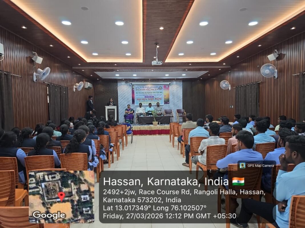 1004023432 ಹಾಸನದಲ್ಲಿ ನಡೆದ ಕಾನೂನು ಅರಿವು ಕಾರ್ಯಕ್ರಮದಲ್ಲಿ ವಿದ್ಯಾರ್ಥಿಗಳು ಮತ್ತು ಉಪನ್ಯಾಸಕರು ಭಾಗವಹಿಸುತ್ತಿರುವ ದೃಶ್ಯ