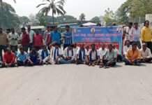 Halebidu:ಹಳೇಬೀಡು: ಹಳೇಬೀಡು ಸ್ಮಾರ್ಟ್ ಸಿಟಿ ರಸ್ತೆ ಕಾಮಗಾರಿ ವಿಳಂಬ: ರಸ್ತೆ ತಡೆ ನಡೆಸಿದ ದಲಿತ ಸಂಘಟನೆಗಳು Halebidu Smart City Road protest near Hoysaleshwara temple circle