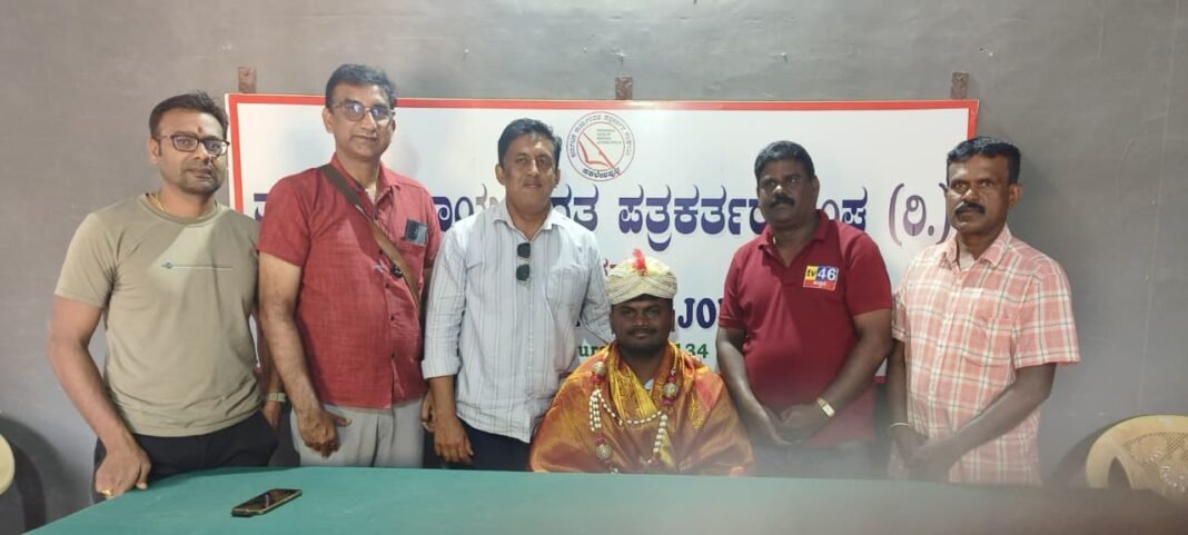 Gurjanalli Manoj IPS felicitated by Sakleshpur journalists association