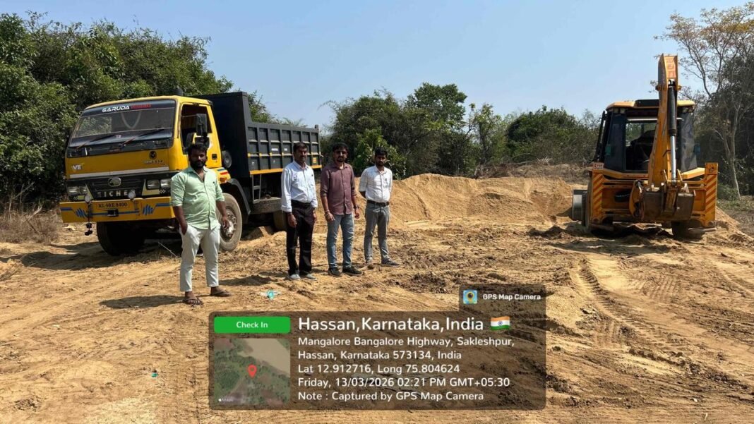 ಸಕಲೇಶಪುರದಲ್ಲಿ ಅಕ್ರಮ ಮರಳು ಸಾಗಣೆ ಮೇಲೆ ದಾಳಿ ನಡೆಸಿದ ಅಧಿಕಾರಿಗಳು ವಶಪಡಿಸಿಕೊಂಡ ಮೂರು ಟಿಪ್ಪರ್ ಲಾರಿಗಳು ಮತ್ತು ಮರಳು ರಾಶಿ