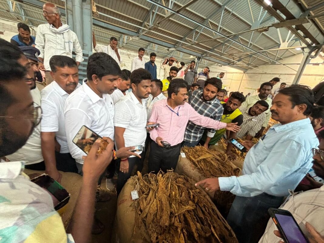 ರಾಮನಾಥಪುರ ತಂಬಾಕು ಮಾರುಕಟ್ಟೆಯಲ್ಲಿ ರೈತರೊಂದಿಗೆ ಮಾತನಾಡುತ್ತಿರುವ ಸಂಸದ ಶ್ರೇಯಸ್ ಎಂ. ಪಟೇಲ್