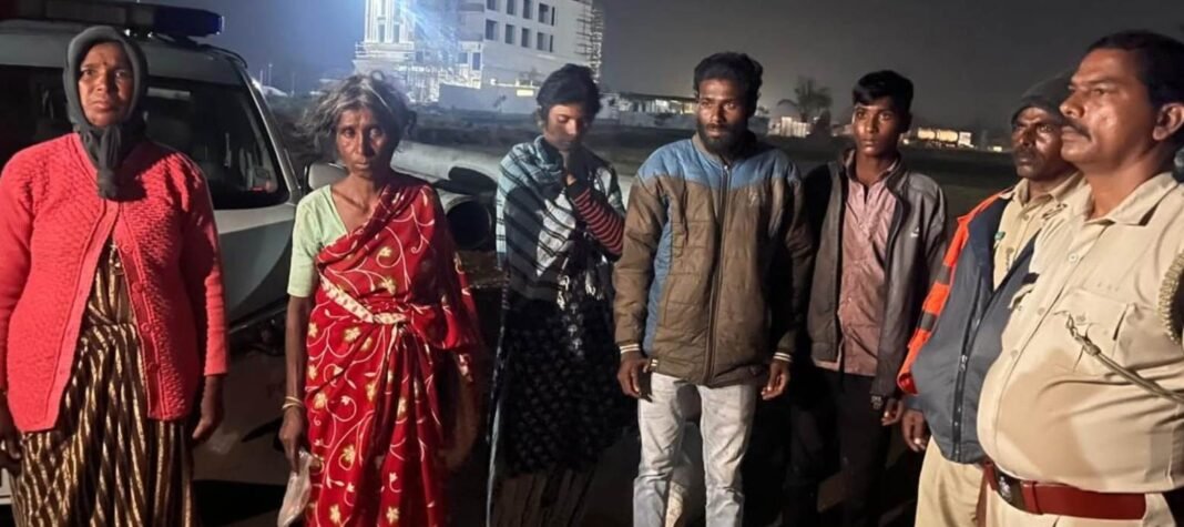 ಗವೇನಹಳ್ಳಿ ಗ್ರಾಮದಲ್ಲಿ ಜೋಳದ ಹೊಲದಲ್ಲಿ ಅಡಗಿ ಕುಳಿತಿದ್ದ ಕೂಲಿ ಕಾರ್ಮಿಕರನ್ನು ಪೊಲೀಸರು ಪತ್ತೆಹಚ್ಚಿದ ದೃಶ್ಯ