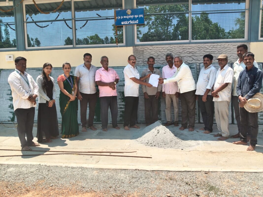 ಬಿಕನಗೋಡು ಕಾಲಭೈರವೇಶ್ವರ ದೇವಾಲಯಕ್ಕೆ ಧರ್ಮಸ್ಥಳದಿಂದ ಅನುದಾನ ಪತ್ರ ಹಸ್ತಾಂತರಿಸುವ ದೃಶ್ಯ