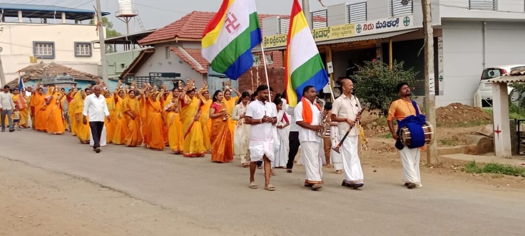 ಹಳೇಬೀಡು ಅಡಗೂರು ಜಿನ ಮಂದಿರದಲ್ಲಿ ಮಹಾವೀರ ಜಯಂತಿ ಆಚರಣೆ ಹಳೇಬೀಡು ಅಡಗೂರು ಜಿನ ಮಂದಿರದಲ್ಲಿ ಭಗವಾನ್ ಮಹಾವೀರರ 2625ನೇ ಜಯಂತಿ ಸಂದರ್ಭದಲ್ಲಿ ನಡೆದ ಮಸ್ತಕಾಭಿಷೇಕ ಮತ್ತು ಪಲ್ಲಕ್ಕಿ ಉತ್ಸವದ ದೃಶ್ಯ