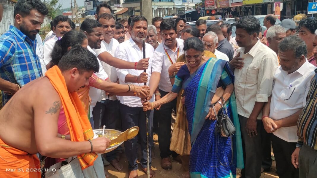 ಸಕಲೇಶಪುರದಲ್ಲಿ ಶಾಸಕ ಸಿಮೆಂಟ್ ಮಂಜು ಭೂಮಿ ಪೂಜೆ ನೆರವೇರಿಸುತ್ತಿರುವ ದೃಶ್ಯ