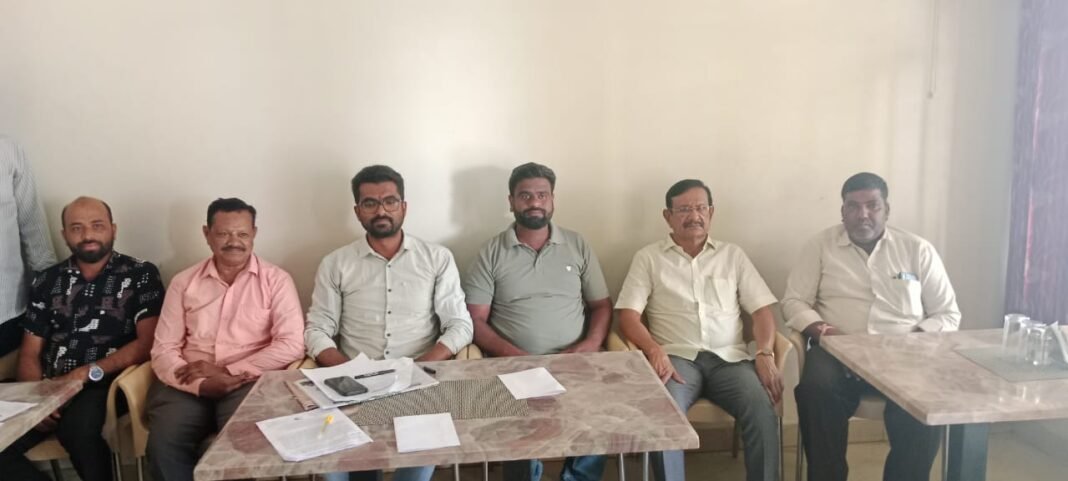 ಹಳೇಬೀಡಿನಲ್ಲಿ ಸೆಸ್ಕ್ ವಿಭಾಗ ಮಂಜೂರಾತಿ ಕುರಿತು ಮಾತನಾಡುತ್ತಿರುವ ಮಾಜಿ ಸಚಿವ ಗಂಡಸಿ ಬಿ. ಶಿವರಾಂ