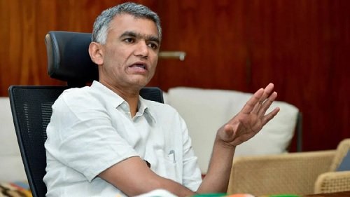 ಮಧ್ಯಪ್ರಾಚ್ಯದಲ್ಲಿ ಸಿಲುಕಿದ ಕನ್ನಡಿಗರು – ರಾಜ್ಯ ಸರ್ಕಾರದ ನೆರವು ಮಧ್ಯಪ್ರಾಚ್ಯದಲ್ಲಿ ಸಿಲುಕಿದ ಕನ್ನಡಿಗರಿಗೆ ನೆರವು ಕುರಿತು ಮಾತನಾಡುತ್ತಿರುವ ಕೃಷ್ಣ ಭೈರೇಗೌಡ