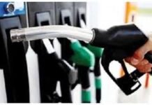 NewDelhi:ನವದೆಹಲಿ:ಪೆಟ್ರೋಲ್ ಡಿಸೇಲ್ ಮೇಲಿನ ಅಬಕಾರಿ ಸುಂಕ ಇಳಿಸಿದ ಕೇಂದ್ರ ಸರ್ಕಾರ ಪೆಟ್ರೋಲ್ ಬಂಕ್ನಲ್ಲಿ ವಾಹನಗಳಿಗೆ ಇಂಧನ ತುಂಬುತ್ತಿರುವ ದೃಶ್ಯ