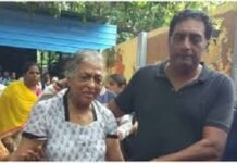 Hyderabad:ಹೈದರಾಬಾದ್: ಬಹುಭಾಷಾ ನಟ ಪ್ರಕಾಶ್ ರಾಜ್ ಗೆ ಮಾತೃ ವಿಯೋಗ ನಟ ಪ್ರಕಾಶ್ ರಾಜ್ ಅವರ ತಾಯಿ ಸುವರ್ಣಲತಾ ಅವರ ಚಿತ್ರ ಅಥವಾ ಕುಟುಂಬದೊಂದಿಗೆ ಇರುವ ದೃಶ್ಯ