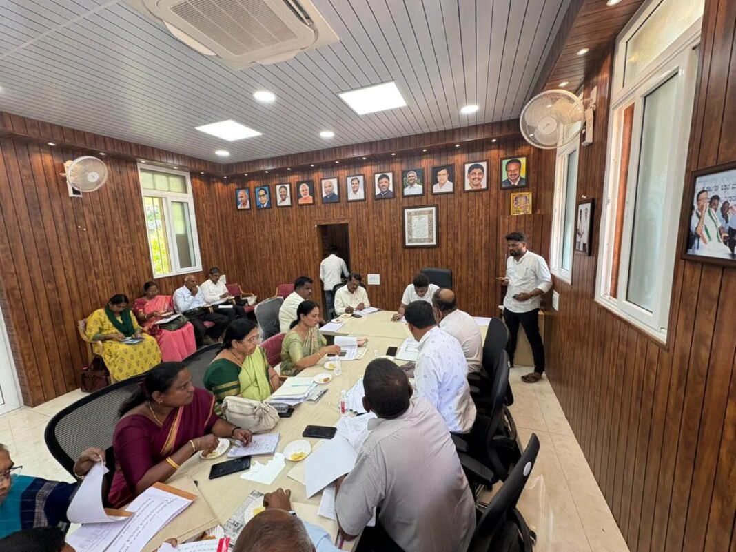 ಎಸ್‌ಎಸ್‌ಎಲ್‌ಸಿ ಪರೀಕ್ಷೆ ಸಿದ್ಧತೆ ಕುರಿತು ಅಧಿಕಾರಿಗಳೊಂದಿಗೆ ಸಭೆ ನಡೆಸುತ್ತಿರುವ ಸಂಸದ ಶ್ರೇಯಸ್ ಎಂ. ಪಟೇಲ್