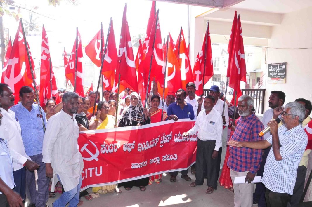 ಹಾಸನದಲ್ಲಿ ಕನಿಷ್ಠ ವೇತನ ಅಂತಿಮ ಅಧಿಸೂಚನೆ ಜಾರಿಗೆ ಆಗ್ರಹಿಸಿ ಕಾರ್ಮಿಕರು ನಡೆಸಿದ ಪ್ರತಿಭಟನೆ