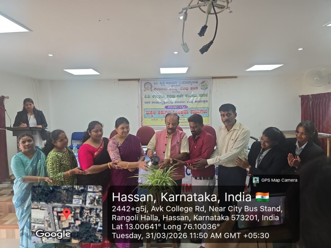 ಹಾಸನದಲ್ಲಿ ನಡೆದ ಕಾನೂನು ಅರಿವು ಕಾರ್ಯಕ್ರಮದಲ್ಲಿ ವಿದ್ಯಾರ್ಥಿಗಳು ಮತ್ತು ಗಣ್ಯರು ಭಾಗವಹಿಸಿದ ದೃಶ್ಯ