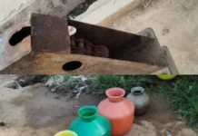 ಸಕಲೇಶಪುರ:ಸಕಲೇಶಪುರ ಮಳಲಿಯಲ್ಲಿ ಕುಡಿಯುವ ನೀರಿನ ಅಭಾವ ಸಕಲೇಶಪುರ ತಾಲೂಕಿನ ಮಳಲಿ ಗ್ರಾಮದಲ್ಲಿ ಹಾಳಾಗಿರುವ ಬೋರ್ವೆಲ್ ಹಿನ್ನೆಲೆ ಕುಡಿಯುವ ನೀರಿಗಾಗಿ ಕಾದಿರುವ ಗ್ರಾಮಸ್ಥರು