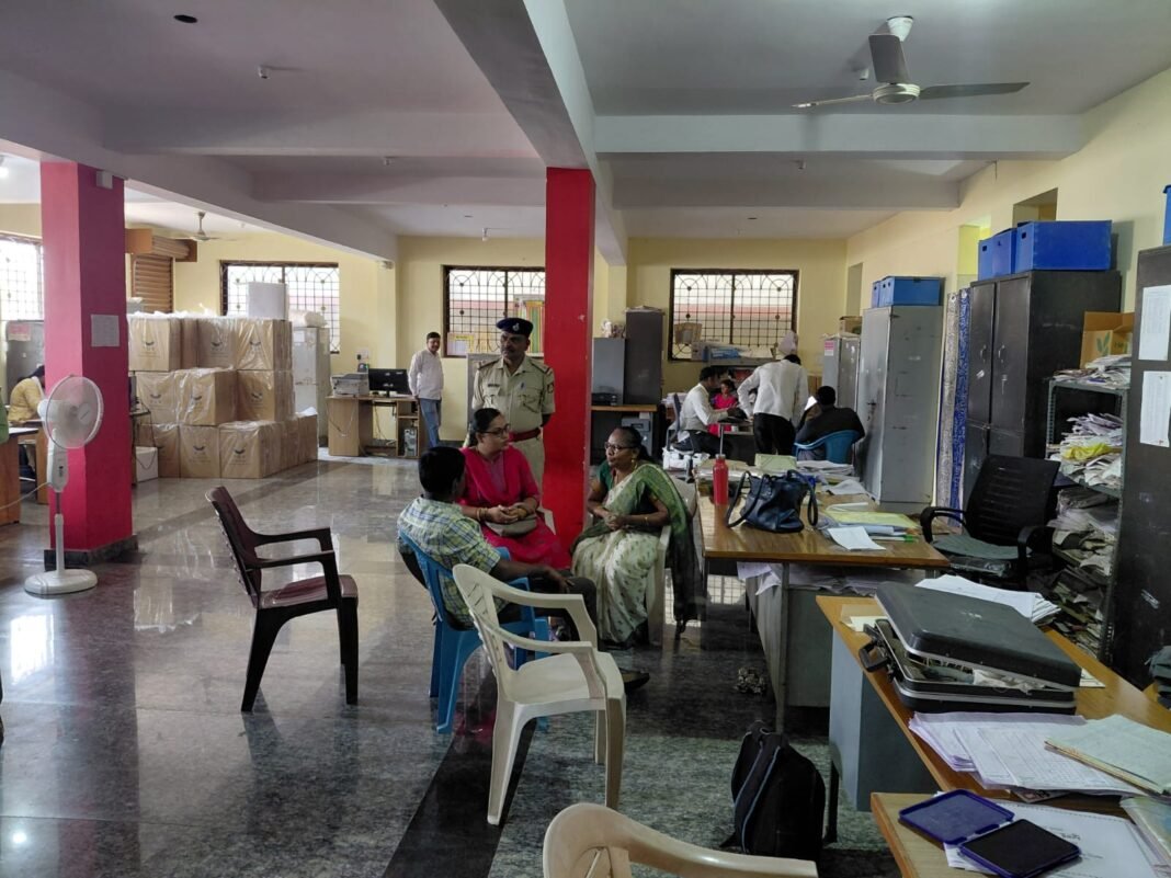 ಲೋಕಾಯುಕ್ತ ಅಧಿಕಾರಿಗಳು ದಾಳಿ ನಡೆಸುತ್ತಿರುವ ದೃಶ್ಯ ಮತ್ತು ವಶಕ್ಕೆ ಪಡೆದ ಲಂಚದ ಹಣ