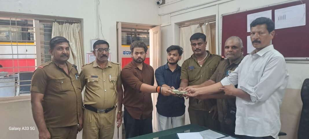 KSRTC ಬಸ್‌ನಲ್ಲಿ ಪ್ರಯಾಣಿಕರಿಂದ ಮರೆತ ಬ್ಯಾಗ್ ಪತ್ತೆ ಚಾಲಕ ಮತ್ತು ನಿರ್ವಾಹಕರಿಂದ ಹಣ ಹಿಂತಿರುಗಿಸಿದ ಘಟನೆ ಚನ್ನರಾಯಪಟ್ಟಣ KSRTC ಘಟಕದ ದೃಶ್ಯ ಪ್ರಾಮಾಣಿಕತೆಯ ಉದಾಹರಣೆ ನೀಡಿದ ಸಾರಿಗೆ ಸಿಬ್ಬಂದಿ