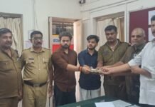 ಚನ್ನರಾಯಪಟ್ಟಣ:KSRTC ಬಸ್ನಲ್ಲಿ ಮರೆತಿದ್ದ ₹67,500 ನಗದು, ₹1.10 ಲಕ್ಷ ಚೆಕ್ ಬ್ಯಾಗ್ ಹಿಂತಿರುಗಿಸಿದ ಚಾಲಕ-ನಿರ್ವಾಹಕ: ಮಾನವೀಯತೆ ಮೆರೆದ ಸಿಬ್ಬಂದಿ KSRTC ಬಸ್ನಲ್ಲಿ ಪ್ರಯಾಣಿಕರಿಂದ ಮರೆತ ಬ್ಯಾಗ್ ಪತ್ತೆ ಚಾಲಕ ಮತ್ತು ನಿರ್ವಾಹಕರಿಂದ ಹಣ ಹಿಂತಿರುಗಿಸಿದ ಘಟನೆ ಚನ್ನರಾಯಪಟ್ಟಣ KSRTC ಘಟಕದ ದೃಶ್ಯ ಪ್ರಾಮಾಣಿಕತೆಯ ಉದಾಹರಣೆ ನೀಡಿದ ಸಾರಿಗೆ ಸಿಬ್ಬಂದಿ