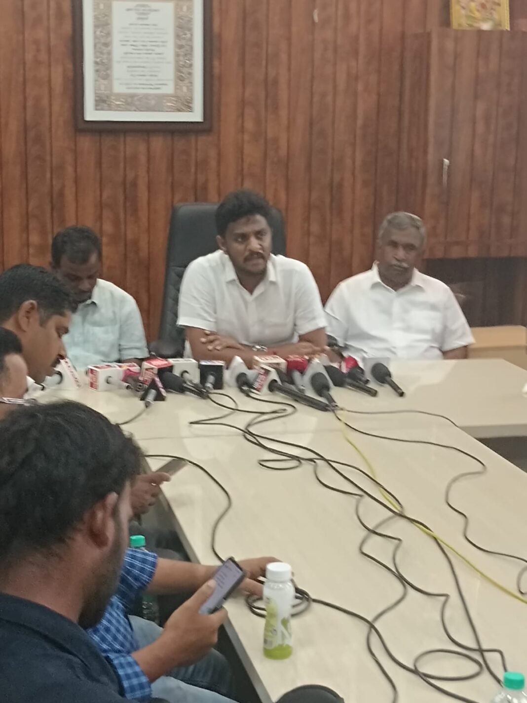 "ಹಾಸನದಲ್ಲಿ ಮಾಧ್ಯಮಗಳೊಂದಿಗೆ ಮಾತನಾಡುತ್ತಿರುವ ಸಂಸದ ಶ್ರೇಯಸ್ ಪಟೇಲ್"