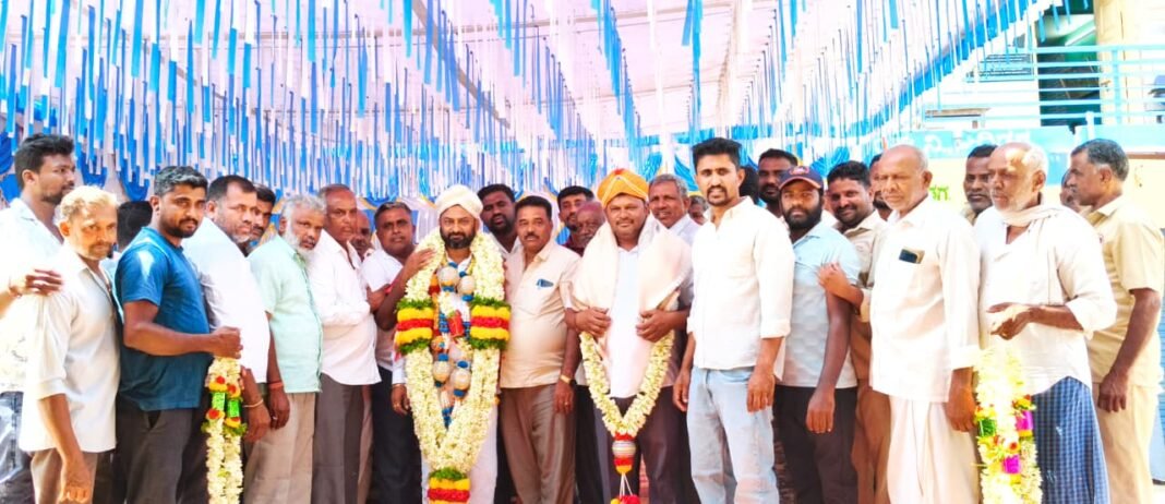 ದಿಡಗ ಸಹಕಾರ ಸಂಘದ ಅಧ್ಯಕ್ಷರಾಗಿ ಎಚ್ ಕೆ ಯೋಗೇಶ್ ಅವಿರೋಧವಾಗಿ ಆಯ್ಕೆಯಾದ ನಂತರ ಅಭಿನಂದನೆ ಸ್ವೀಕರಿಸುತ್ತಿರುವ ದೃಶ್ಯ