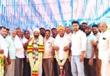 ಚನ್ನರಾಯಪಟ್ಟಣ:ದಿಡಗ ಕೃಷಿ ಪತ್ತಿನ ಸಹಕಾರ ಸಂಘಕ್ಕೆ ಎಚ್.ಕೆ. ಯೋಗೇಶ್ ಮೂರನೇ ಬಾರಿ ಅಧ್ಯಕ್ಷರಾಗಿ ಅವಿರೋಧ ಆಯ್ಕೆ ದಿಡಗ ಸಹಕಾರ ಸಂಘದ ಅಧ್ಯಕ್ಷರಾಗಿ ಎಚ್ ಕೆ ಯೋಗೇಶ್ ಅವಿರೋಧವಾಗಿ ಆಯ್ಕೆಯಾದ ನಂತರ ಅಭಿನಂದನೆ ಸ್ವೀಕರಿಸುತ್ತಿರುವ ದೃಶ್ಯ