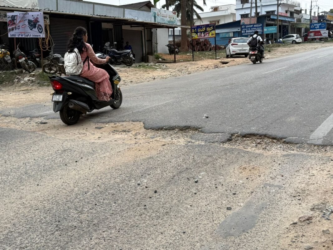ಬೇಲೂರು ಹಳೇಬೀಡು ರಸ್ತೆಯ ಗುಂಡಿಯಿಂದ ಅಪಘಾತಕ್ಕೀಡಾದ ವಾಹನ