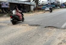 Belur:ಬೇಲೂರು:ಗುಂಡಿ ಬಿದ್ದ ರಸ್ತೆ : ಕಣ್ಮುಚ್ಚಿ ಕುಳಿತ ಅಧಿಕಾರಿಗಳ ವಿರುದ್ಧ ವಾಹನ ಸವಾರರ ಆಕ್ರೋಶ. ಬೇಲೂರು ಹಳೇಬೀಡು ರಸ್ತೆಯ ಗುಂಡಿಯಿಂದ ಅಪಘಾತಕ್ಕೀಡಾದ ವಾಹನ