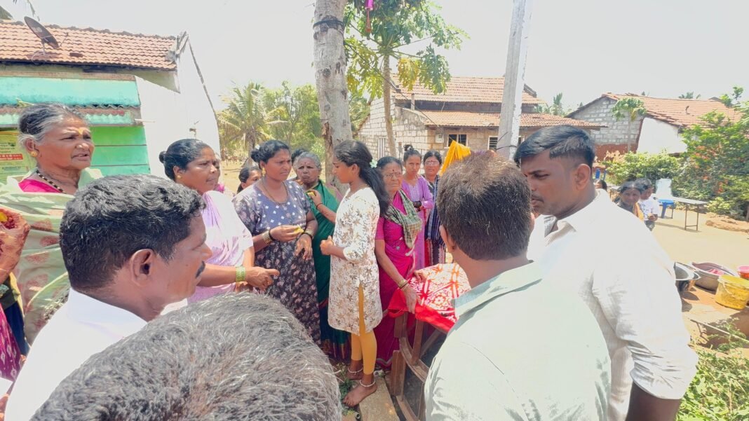 ಚೋಳೆನಹಳ್ಳಿ ಗ್ರಾಮದಲ್ಲಿ ಗುದ್ದಲಿ ಪೂಜೆ ವೇಳೆ ಮಹಿಳೆಯರ ಜೊತೆ ಸಂಸದ ಶ್ರೇಯಸ್ ಪಟೇಲ್ ಗ್ಯಾರಂಟಿ ಯೋಜನೆಗಳ ಬಗ್ಗೆ ಚರ್ಚಿಸುತ್ತಿರುವ ದೃಶ್ಯ