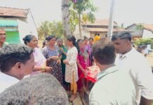 Channarayapatna:ಚನ್ನರಾಯಪಟ್ಟಣ:📌 ಗ್ಯಾರಂಟಿ ಸ್ಕೀಮ್ ಎಲ್ಲರಿಗೂ ತಲುಪ್ತಿದೆಯಾ? ಮಹಿಳೆಯರ ಜೊತೆ ಸಂಸದ ಶ್ರೇಯಸ್ ಪಟೇಲ್ ಚರ್ಚೆ ಚೋಳೆನಹಳ್ಳಿ ಗ್ರಾಮದಲ್ಲಿ ಗುದ್ದಲಿ ಪೂಜೆ ವೇಳೆ ಮಹಿಳೆಯರ ಜೊತೆ ಸಂಸದ ಶ್ರೇಯಸ್ ಪಟೇಲ್ ಗ್ಯಾರಂಟಿ ಯೋಜನೆಗಳ ಬಗ್ಗೆ ಚರ್ಚಿಸುತ್ತಿರುವ ದೃಶ್ಯ