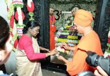 Tumakuru:ತುಮಕೂರು:ಸಿದ್ಧಗಂಗಾ ಮಠ ಸೇವೆಯ ಹೆಗ್ಗುರುತು: ರಾಷ್ಟ್ರಪತಿ ದ್ರೌಪದಿ ಮುರ್ಮು ಶ್ಲಾಘನೆ ಸಿದ್ಧಗಂಗಾ ಮಠದಲ್ಲಿ ರಾಷ್ಟ್ರಪತಿ ದ್ರೌಪದಿ ಮುರ್ಮು ಪೂಜೆ ಸಲ್ಲಿಸುತ್ತಿರುವ ದೃಶ್ಯ