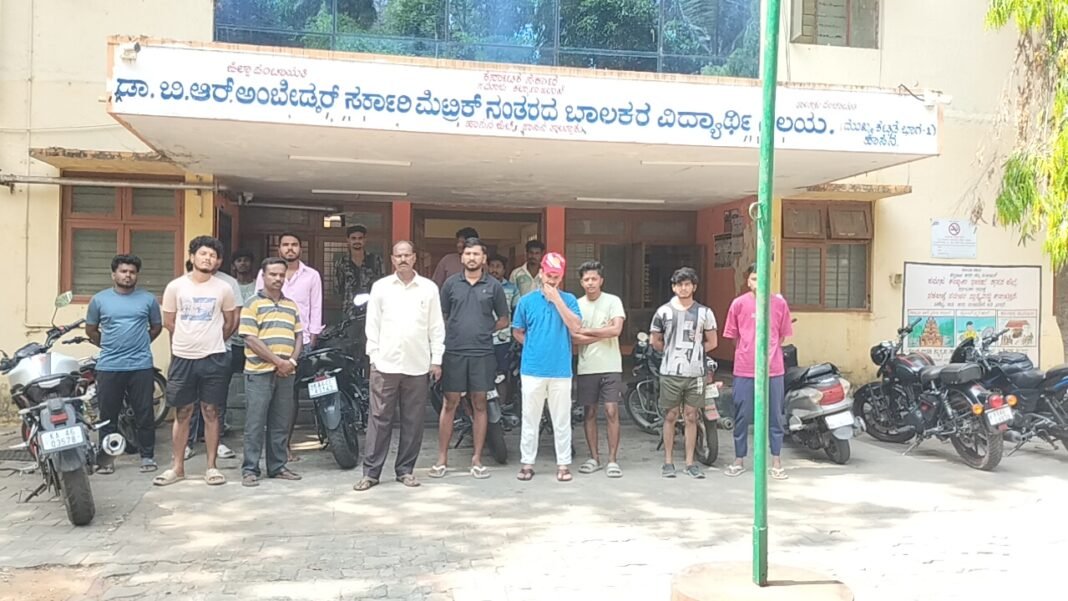 ಹಾಸನ ಸಮಾಜ ಕಲ್ಯಾಣ ಇಲಾಖೆ ಹಾಸ್ಟೆಲ್ ಕುರಿತು ವಾರ್ಡನ್ ದ್ಯಾವಯ್ಯ ಸ್ಪಷ್ಟನೆ ನೀಡುತ್ತಿರುವ ದೃಶ್ಯ