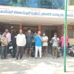 Hassan:ಹಾಸನ:ಹಾಸ್ಟೆಲ್ನಲ್ಲಿ ಕೊಲೆ ಆರೋಪಿಗೆ ಆಶ್ರಯ ಆರೋಪ ಸುಳ್ಳು: ಅಪಪ್ರಚಾರ ಬೇಡ ಎಂದು ವಾರ್ಡನ್ ದ್ಯಾವಯ್ಯ ಮನವಿ ಹಾಸನ ಸಮಾಜ ಕಲ್ಯಾಣ ಇಲಾಖೆ ಹಾಸ್ಟೆಲ್ ಕುರಿತು ವಾರ್ಡನ್ ದ್ಯಾವಯ್ಯ ಸ್ಪಷ್ಟನೆ ನೀಡುತ್ತಿರುವ ದೃಶ್ಯ