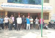 Hassan:ಹಾಸನ:ಹಾಸ್ಟೆಲ್ನಲ್ಲಿ ಕೊಲೆ ಆರೋಪಿಗೆ ಆಶ್ರಯ ಆರೋಪ ಸುಳ್ಳು: ಅಪಪ್ರಚಾರ ಬೇಡ ಎಂದು ವಾರ್ಡನ್ ದ್ಯಾವಯ್ಯ ಮನವಿ ಹಾಸನ ಸಮಾಜ ಕಲ್ಯಾಣ ಇಲಾಖೆ ಹಾಸ್ಟೆಲ್ ಕುರಿತು ವಾರ್ಡನ್ ದ್ಯಾವಯ್ಯ ಸ್ಪಷ್ಟನೆ ನೀಡುತ್ತಿರುವ ದೃಶ್ಯ