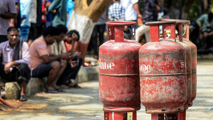 lpg-crisis-310743675-16x9 ಗ್ಯಾಸ್ ಏಜೆನ್ಸಿ ಮುಂದೆ ಸಾಲಿನಲ್ಲಿ ನಿಂತಿರುವ ಜನರು