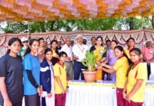 Mysore:ಮೈಸೂರು:ವಿದ್ಯಾರ್ಥಿಗಳು ಕ್ರೀಡಾಮನೋಭಾವ ಬೆಳೆಸಿಕೊಳ್ಳಿ- ಕುಲಸಚಿವೆ ಎಂ.ಕೆ ಸವಿತಾ ಕರೆ ಮೈಸೂರು ವಿಶ್ವವಿದ್ಯಾನಿಲಯದ ಓವಲ್ ಮೈದಾನದಲ್ಲಿ ನಡೆಯುತ್ತಿರುವ ಕ್ರೀಡಾಕೂಟದ ದೃಶ್ಯ