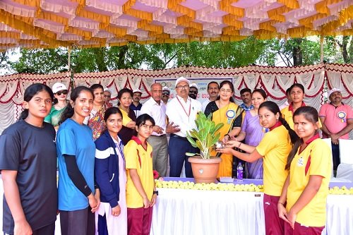 sports ಮೈಸೂರು ವಿಶ್ವವಿದ್ಯಾನಿಲಯದ ಓವಲ್ ಮೈದಾನದಲ್ಲಿ ನಡೆಯುತ್ತಿರುವ ಕ್ರೀಡಾಕೂಟದ ದೃಶ್ಯ