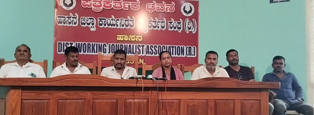 ಹಾಸನದಲ್ಲಿ ಸುದ್ದಿಗೋಷ್ಠಿಯಲ್ಲಿ ಪೊಲೀಸರ ವಿರುದ್ಧ ಆರೋಪ ಮಾಡುತ್ತಿರುವ ಗ್ರಾಹಕರ ಸಂಘದ ಸದಸ್ಯರು
