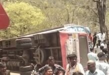 Chamarajanagar:ಚಾಮರಾಜನಗರ:ಮಲೆ ಮಹದೇಶ್ವರ ಬೆಟ್ಟದಲ್ಲಿ ಕೆಎಸ್ಆರ್ಟಿಸಿ ಬಸ್ ಪಲ್ಟಿ: ತಪ್ಪಿದ ಭಾರಿ ಅನಾಹುತ, ಹಲವರಿಗೆ ಗಾಯ ಮಲೆ ಮಹದೇಶ್ವರ ಬೆಟ್ಟದಲ್ಲಿ ಪಲ್ಟಿಯಾದ ಕೆಎಸ್ಆರ್ಟಿಸಿ ಬಸ್ ಅಪಘಾತ ದೃಶ್ಯ
