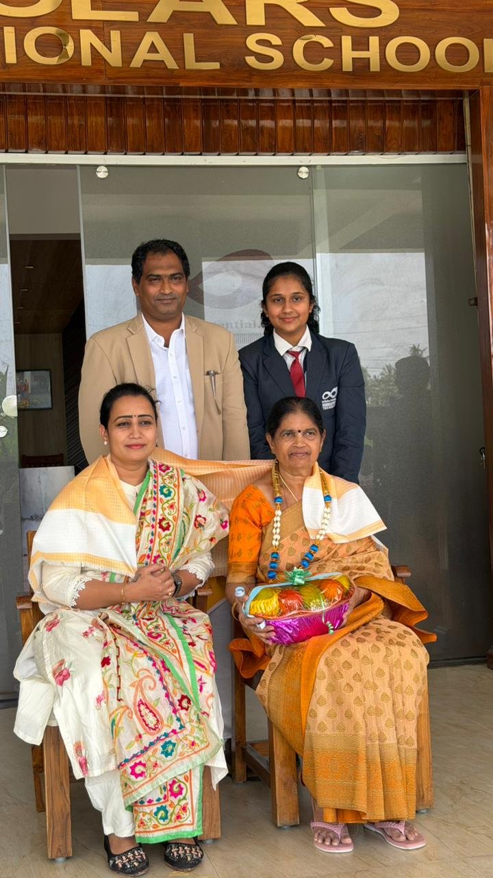 ಸ್ಕಾಲರ್ಸ್ ಇಂಟರ್ನ್ಯಾಷನಲ್ ಶಾಲೆಯಲ್ಲಿ ವಿದ್ಯಾರ್ಥಿಗಳು ಪೋಷಕರಿಗೆ ಸನ್ಮಾನ ಮಾಡುತ್ತಿರುವ ಕ್ಷಣ