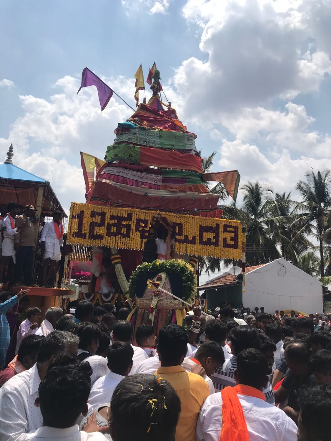WhatsApp Image 2026-05-09 at 10.40.11 AM ಕಿತ್ತನಕೆರೆ ಗ್ರಾಮದಲ್ಲಿ ನಡೆದ ಶ್ರೀ ಕರಿಯಮ್ಮ ದೇವಿ ಮತ್ತು ಶ್ರೀ ಆಂಜನೇಯಸ್ವಾಮಿ ಮಹಾರಥೋತ್ಸವದಲ್ಲಿ ಭಾಗವಹಿಸಿದ ಸಾವಿರಾರು ಭಕ್ತರು.
