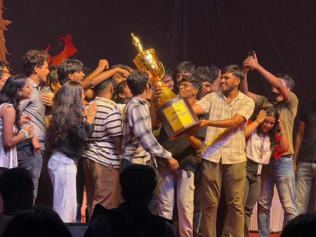 ಹಾಸನದ ಮಲೆನಾಡು ಇಂಜಿನಿಯರಿಂಗ್ ಕಾಲೇಜಿನಲ್ಲಿ ನಡೆದ ಮಲ್ನಾಡ್ ಫೆಸ್ಟ್ 2026 ಕಾರ್ಯಕ್ರಮದಲ್ಲಿ ಟ್ರೋಫಿ ಗೆದ್ದು ಸಂಭ್ರಮಿಸುತ್ತಿರುವ ವಿದ್ಯಾರ್ಥಿಗಳು.