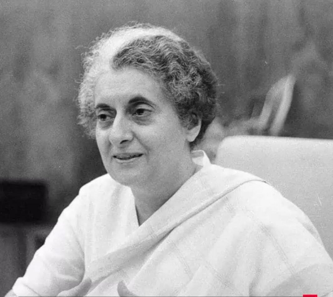 1962ರ ಭಾರತ-ಚೀನಾ ಯುದ್ಧದ ವೇಳೆ ರಾಷ್ಟ್ರೀಯ ನಿಧಿಗೆ ಚಿನ್ನಾಭರಣ ದಾನ ಮಾಡುತ್ತಿರುವ ಇಂದಿರಾ ಗಾಂಧಿ