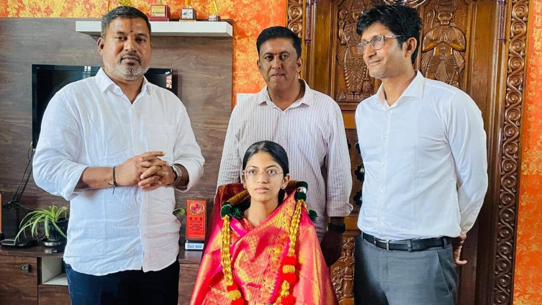 ರಾಜ್ಯಕ್ಕೆ ನಾಲ್ಕನೇ ಸ್ಥಾನ ಪಡೆದ ವಿದ್ಯಾರ್ಥಿನಿ ನವಮಿಗೆ ಶಾಸಕ ಸಿಮೆಂಟ್ ಮಂಜು ಅಭಿನಂದನೆ ಸಲ್ಲಿಸಿದ ಕ್ಷಣ