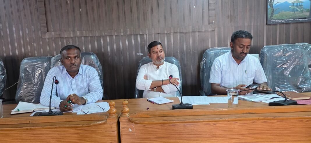 WhatsApp Image 2026-05-20 at 5.13.21 PM ಸಕಲೇಶಪುರ ಟಾಸ್ಕ್ಫೋರ್ಸ್ ಸಭೆಯಲ್ಲಿ ಕುಡಿಯುವ ನೀರಿನ ಯೋಜನೆಗಳ ವಿದ್ಯುತ್ ಸಂಪರ್ಕ ವಿಳಂಬ ಕುರಿತು ಶಾಸಕ ಸಿಮೆಂಟ್ ಮಂಜು ಮಾತನಾಡುತ್ತಿರುವುದು