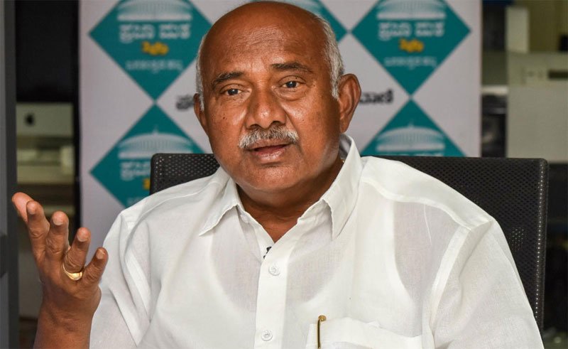 prajavani_import_sites_pv_files_article_images_2021_07_05_h-vishwanath1625494552 ಬಿಜೆಪಿ ವಿಧಾನ ಪರಿಷತ್ ಸದಸ್ಯ ಹೆಚ್. ವಿಶ್ವನಾಥ್ ಮಾಧ್ಯಮಗಳಿಗೆ ಪ್ರತಿಕ್ರಿಯೆ ನೀಡುತ್ತಿರುವ ದೃಶ್ಯ