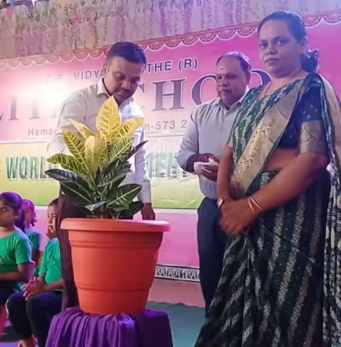 ಹಾಸನದ ಎಲೈಟ್ ಶಾಲೆಯಲ್ಲಿ ವಿಶ್ವ ಪರಿಸರ ದಿನಾಚರಣೆ-2026 ಅಂಗವಾಗಿ ಗಿಡ ನೆಡುವ ಕಾರ್ಯಕ್ರಮದಲ್ಲಿ ಭಾಗವಹಿಸಿದ ವಿದ್ಯಾರ್ಥಿಗಳು ಮತ್ತು ಅತಿಥಿಗಳು