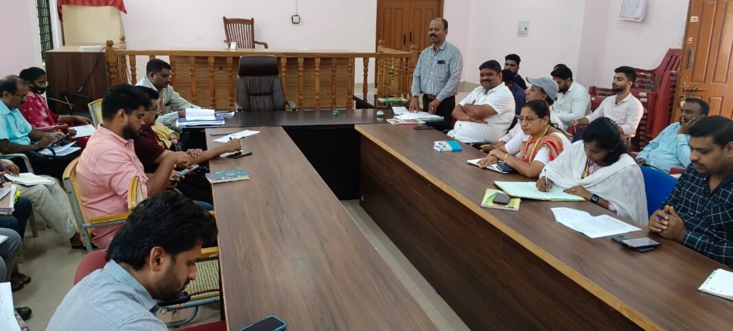 ಸಕಲೇಶಪುರದಲ್ಲಿ ನಡೆದ ರಾಷ್ಟ್ರೀಯ ಪಲ್ಸ್ ಪೋಲಿಯೋ ಅಭಿಯಾನದ ಪೂರ್ವಭಾವಿ ಸಭೆಯಲ್ಲಿ ಮಾತನಾಡುತ್ತಿರುವ ತಾಲೂಕು ಆಡಳಿತ ವೈದ್ಯಾಧಿಕಾರಿ ಡಾ. ಮಹೇಶ್ ಹಾಗೂ ಉಪಸ್ಥಿತರಿದ್ದ ಅಧಿಕಾರಿಗಳು.
