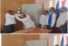 ಪ್ರಾಧಿಕಾರದ ನೌಕರನಿಗೆ ರೈತನಿಂದ ಚಪ್ಪಲಿಯೇಟು: ಬಾಗಲಕೋಟೆ ಕಚೇರಿಯಲ್ಲಿ ಉದ್ವಿಗ್ನ ವಾತಾವರಣ ಬಾಗಲಕೋಟೆ ಪ್ರಾಧಿಕಾರ ಕಚೇರಿಯಲ್ಲಿ ನೌಕರನಿಗೆ ರೈತನಿಂದ ಚಪ್ಪಲಿಯೇಟು ಪ್ರಕರಣ